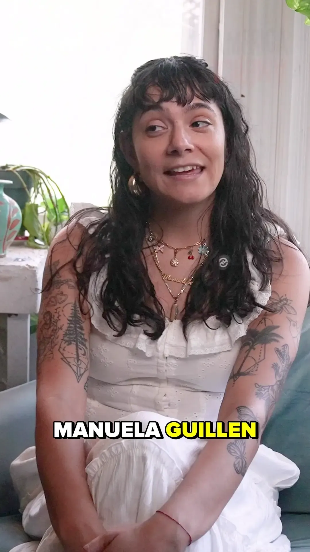Manuela Guillén seated for an America // América artist interview.